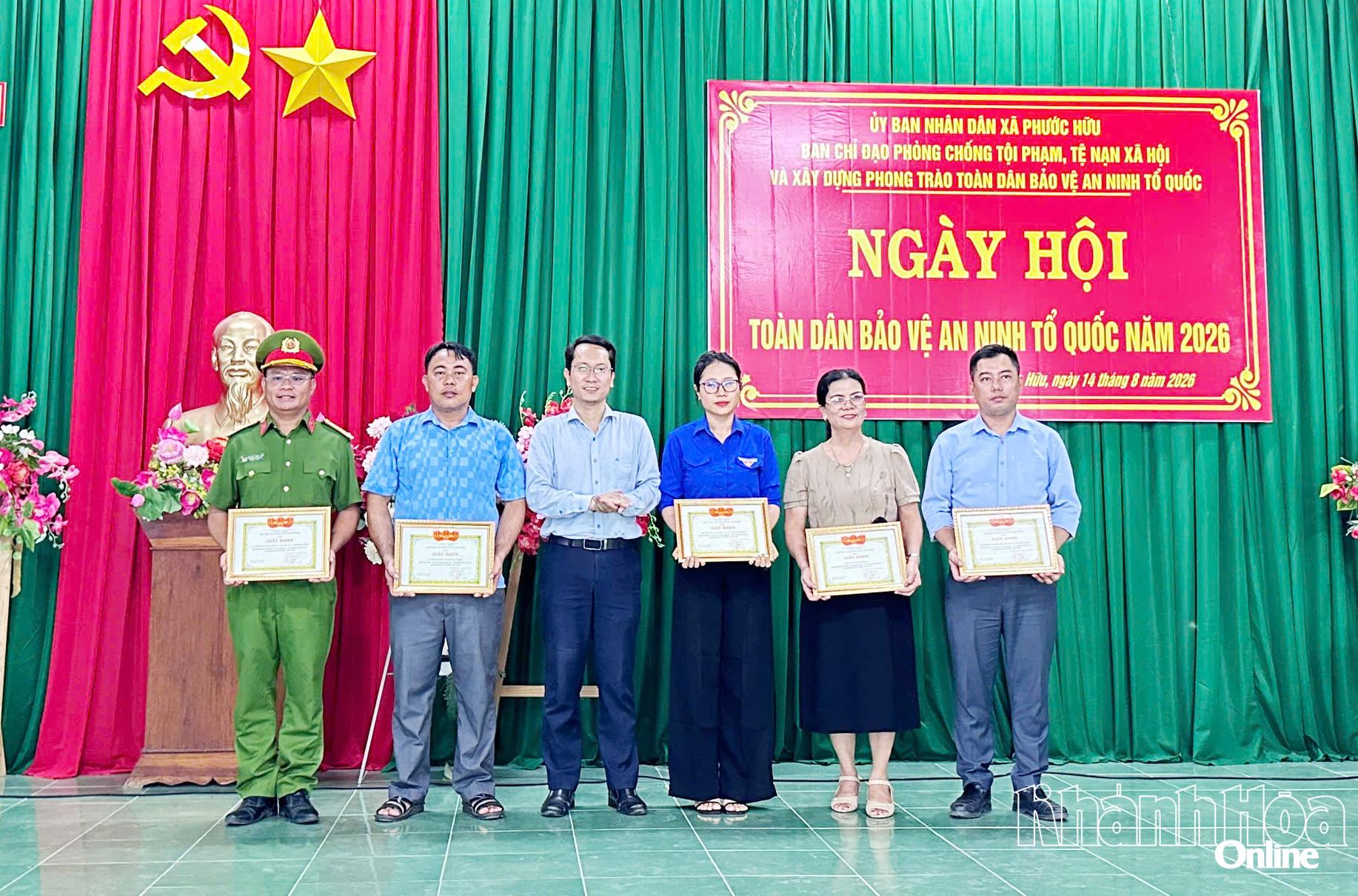 Lãnh đạo UBND xã Phước Hữu khen thưởng các tập thể.