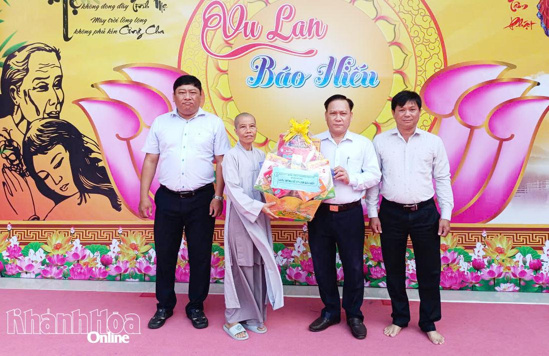 Lãnh đạo xã Phước Hậu thăm, tặng quà chùa Phước Sanh.