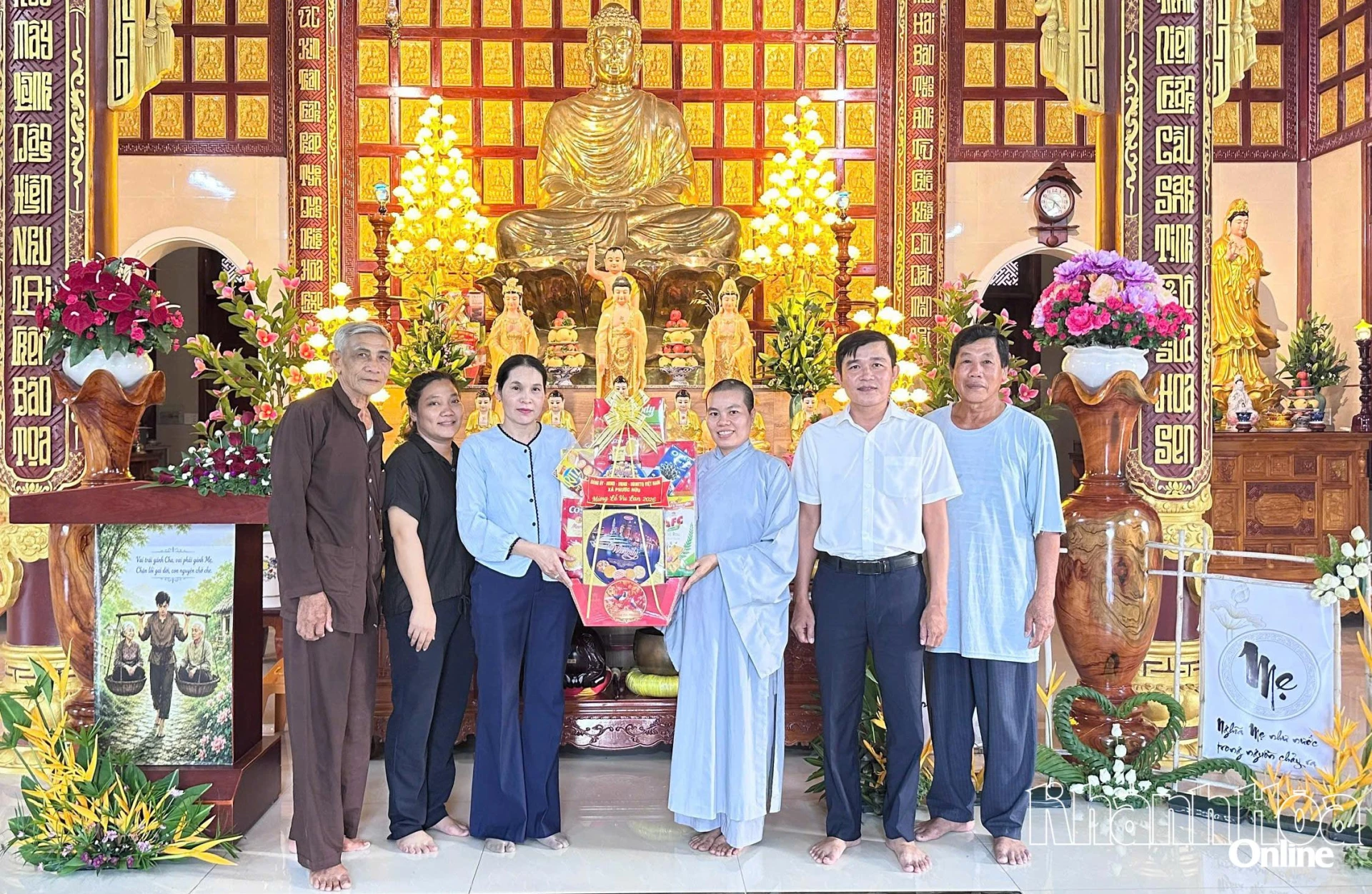 Lãnh đạo xã Phước Hữu tặng quà chùa Mông Nhuận.