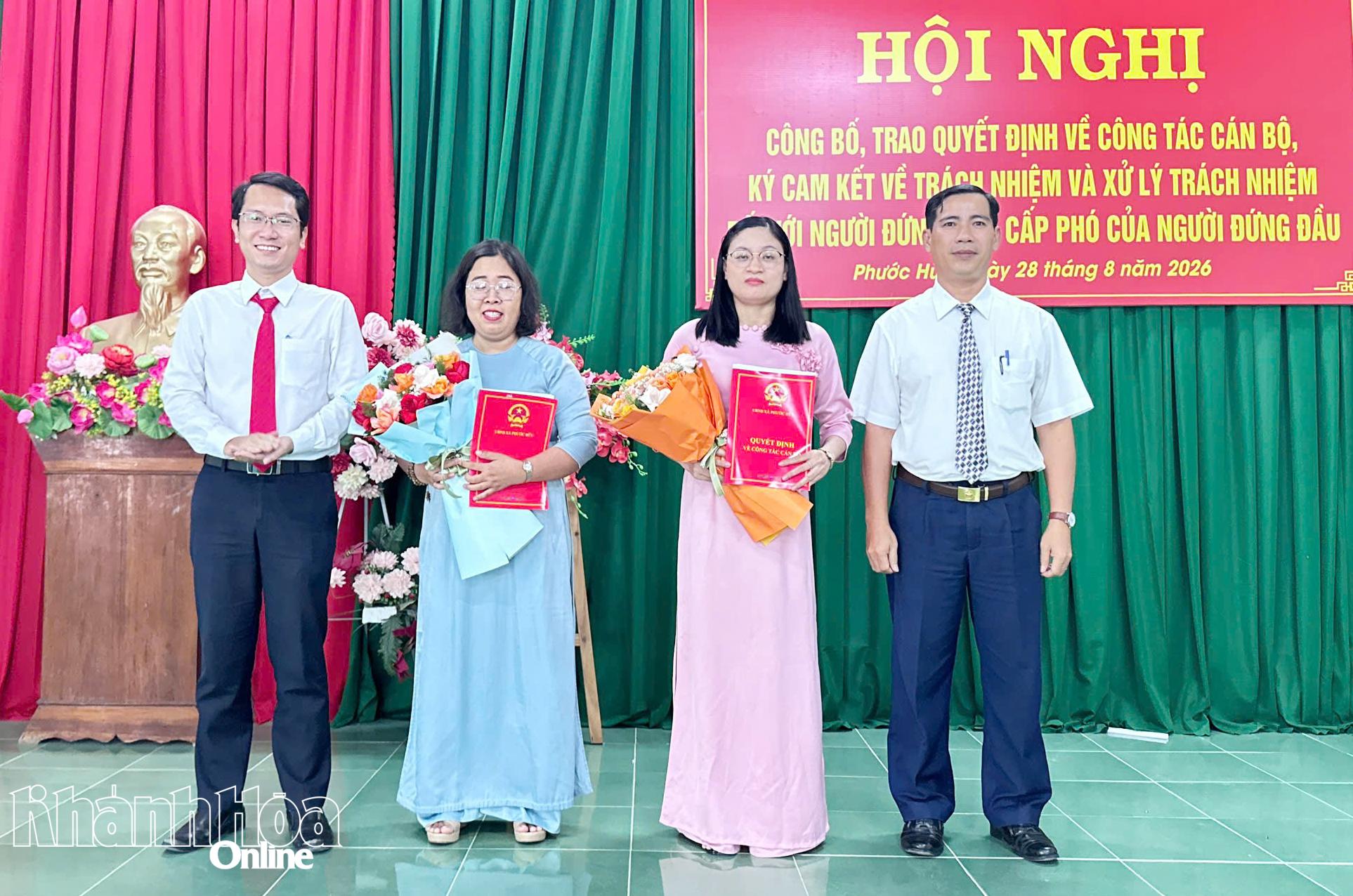 Thường trực Đảng ủy xã Phước Hữu trao quyết định và tặng hoa chúc mừng bà Nguyễn Thị Hoàng Linh và bà Tô Thị Thúy Uyển. 