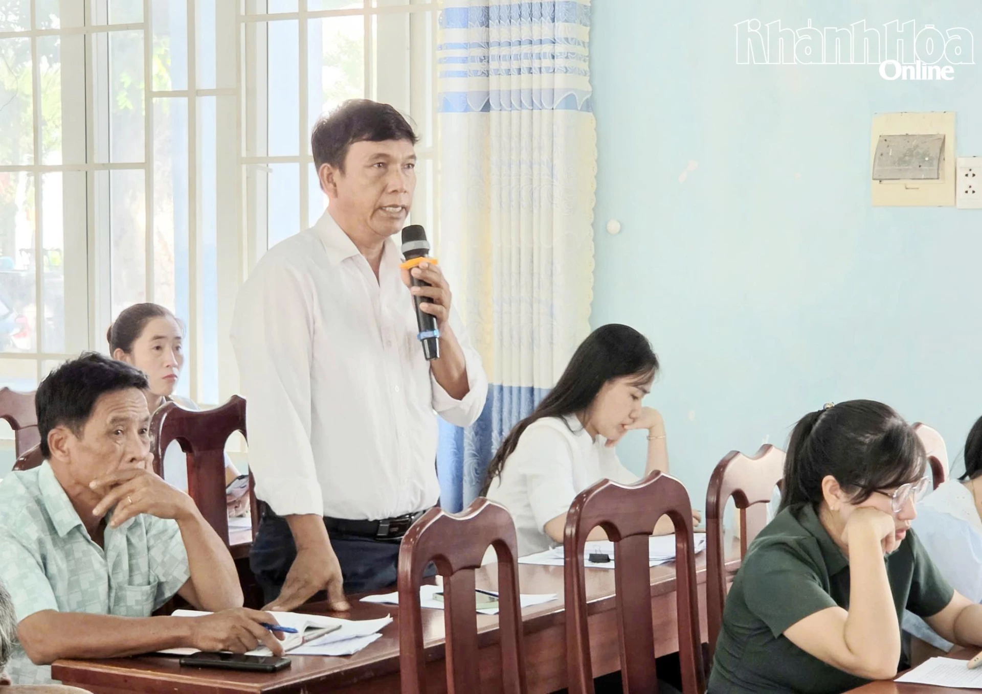 Đại biểu đóng góp ý kiến tại hội nghị.