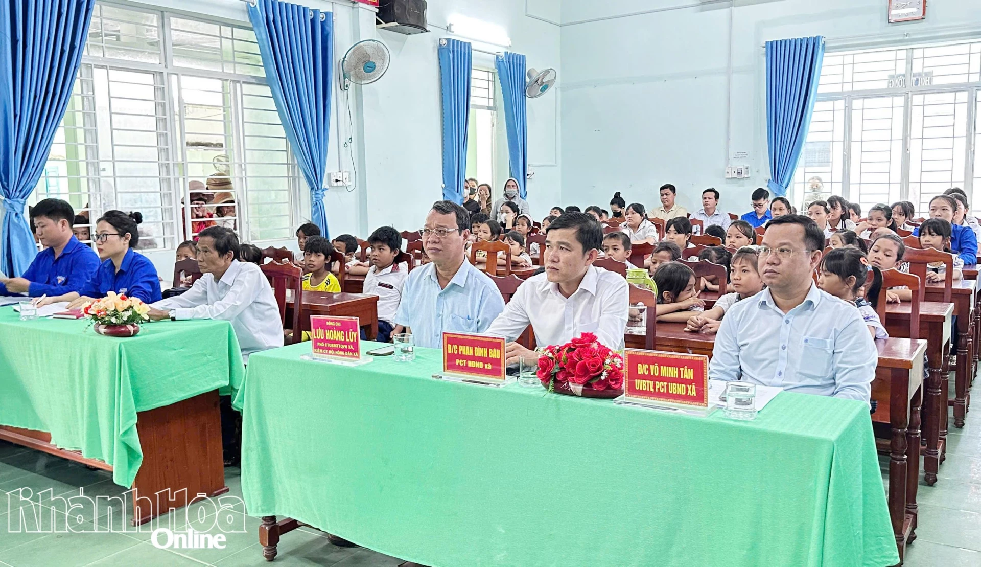 Các đại biểu và trẻ em tha dự chương trình.