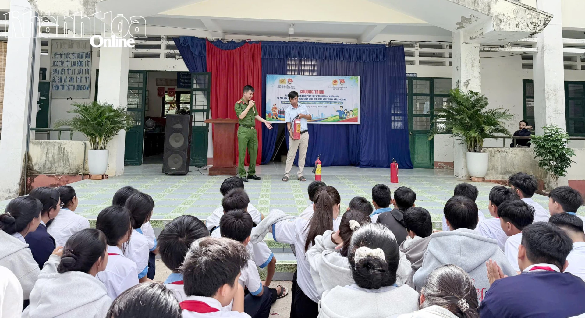 Cán bộ, đoàn viên Công an tỉnh hướng dẫn đoàn viên, thanh niên, học sinh xã Phước Hậu sử dụng bình chữa cháy.
