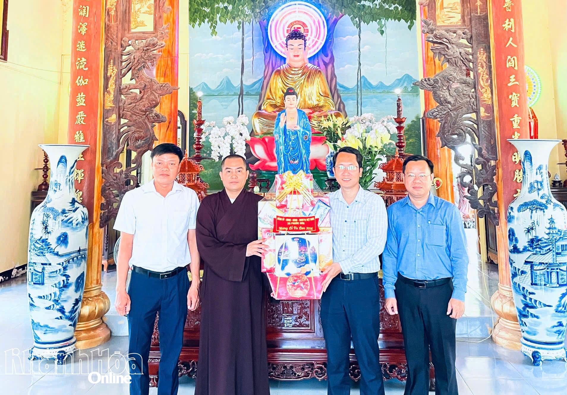 Lãnh đạo xã Phước Hữu tăng quà chùa Thiên Phước.