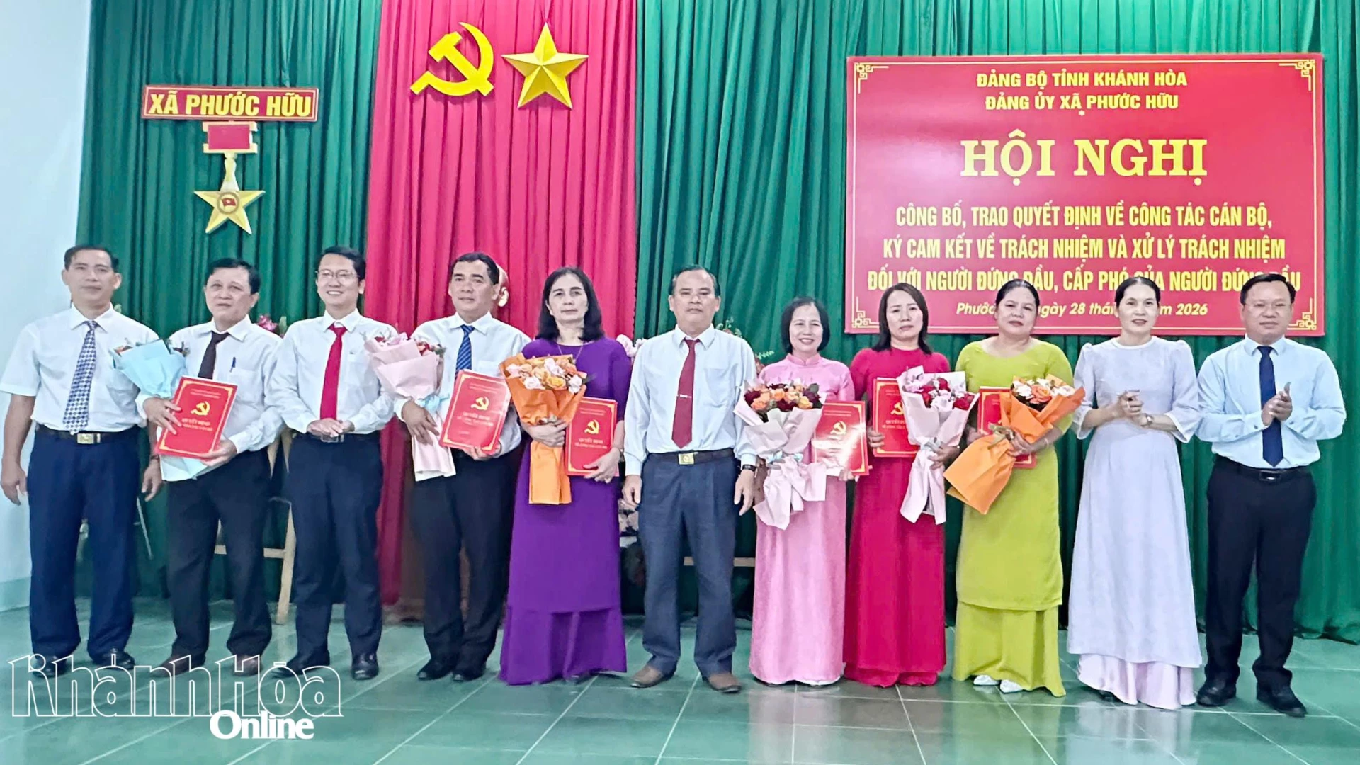Thường trực Đảng ủy xã Phước Hữu trao quyết định và tặng hoa chúc mừng hiệu trường, phó hiệu trưởng các trường THCS Phước Hữu và Mẫu giáo Phước Hữu.