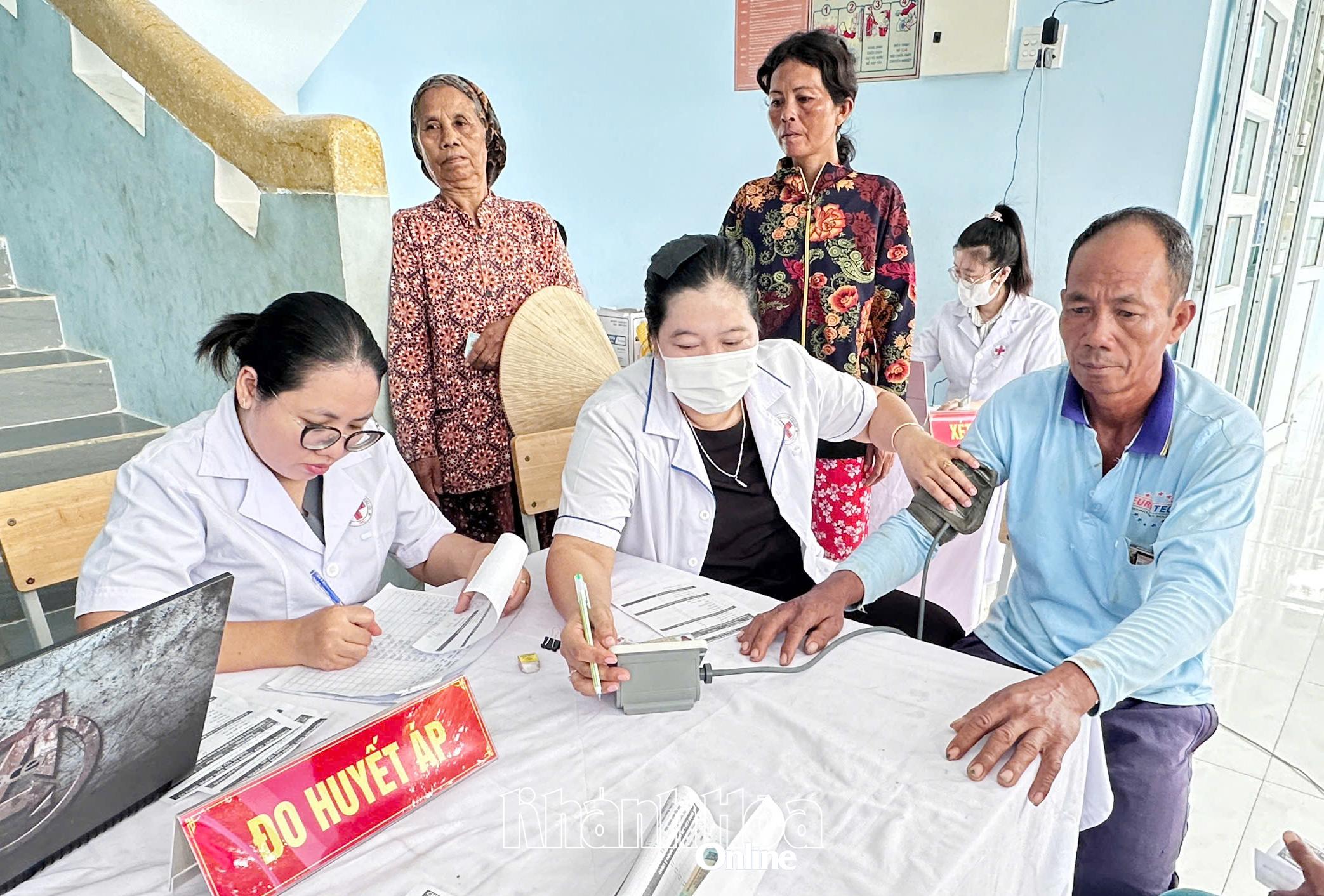 Người dân được kiểm tra các chỉ số sức khỏe ban đầu để đánh giá nhanh tình trạng sức khỏe.