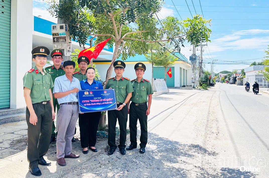 Các đơn vị bàn giao Công trình thanh niên “Đường cờ Tổ quốc” cho đại diện thôn Phước Đồng 1.