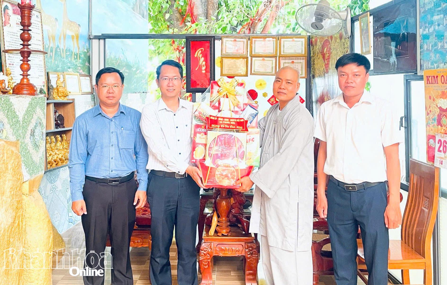 Lãnh đạo xã Phước Hữu tặng quà chùa Thái Sơn.