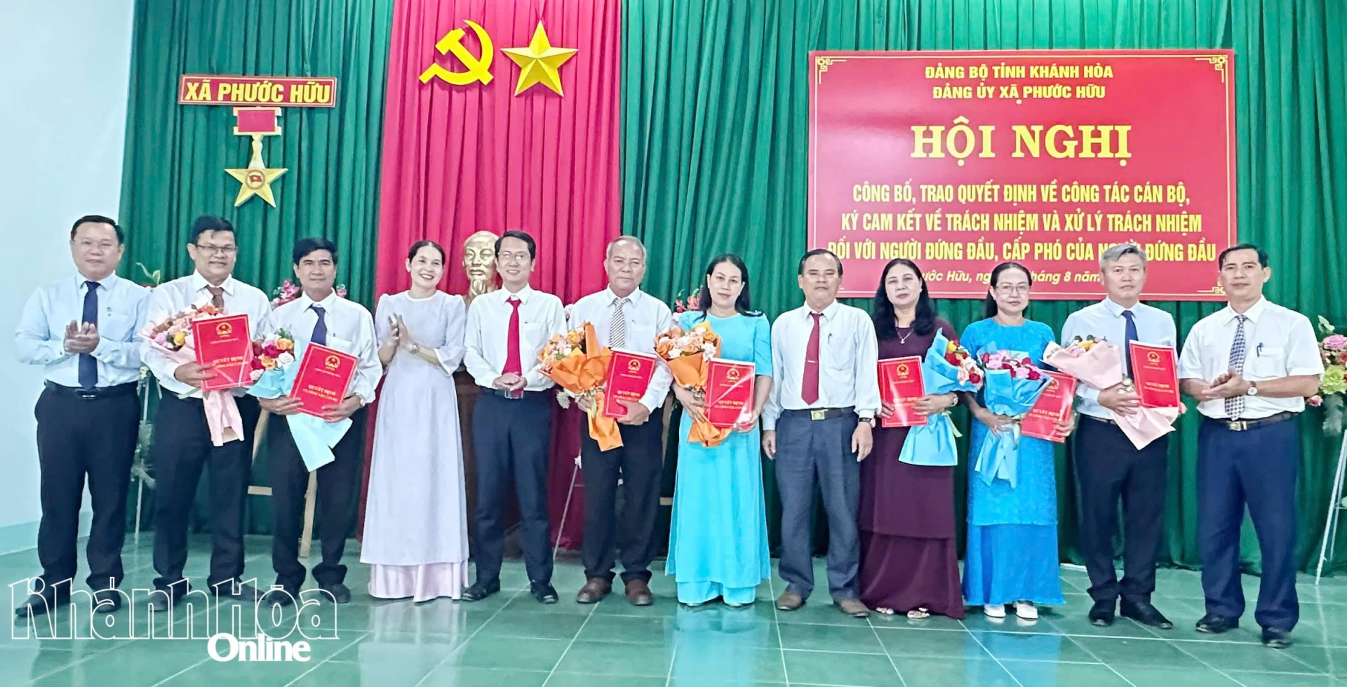 Lãnh đạo xã Phước Hữu trao quyết định và tặng hoa chúc mừng hiệu trường, phó hiệu trưởng các Trường Tiểu học Phước Hữu.