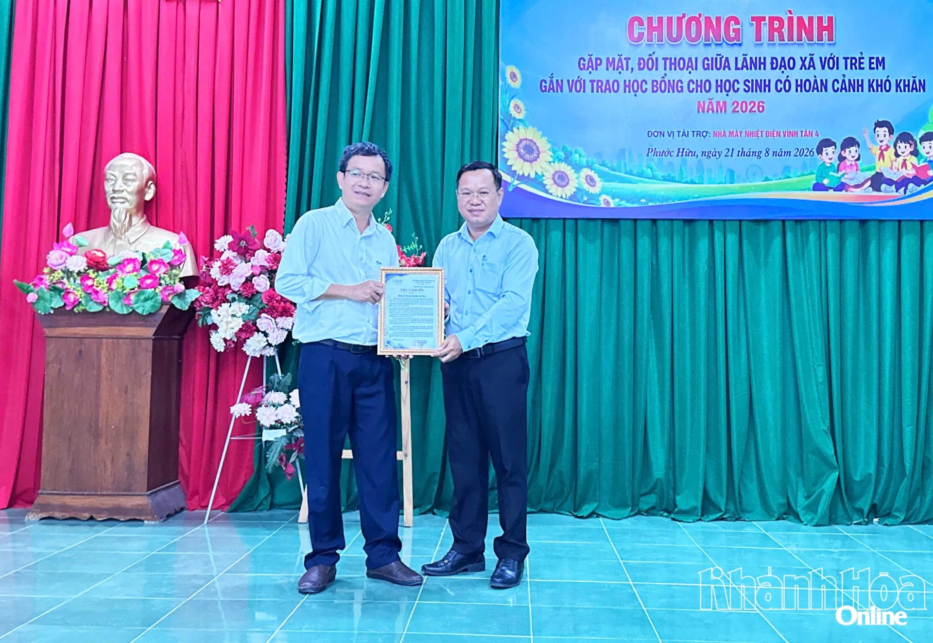 Lãnh đạo UBND xã Phước Hữu trao Thư cảm ơn cho đơn vị tài trợ.