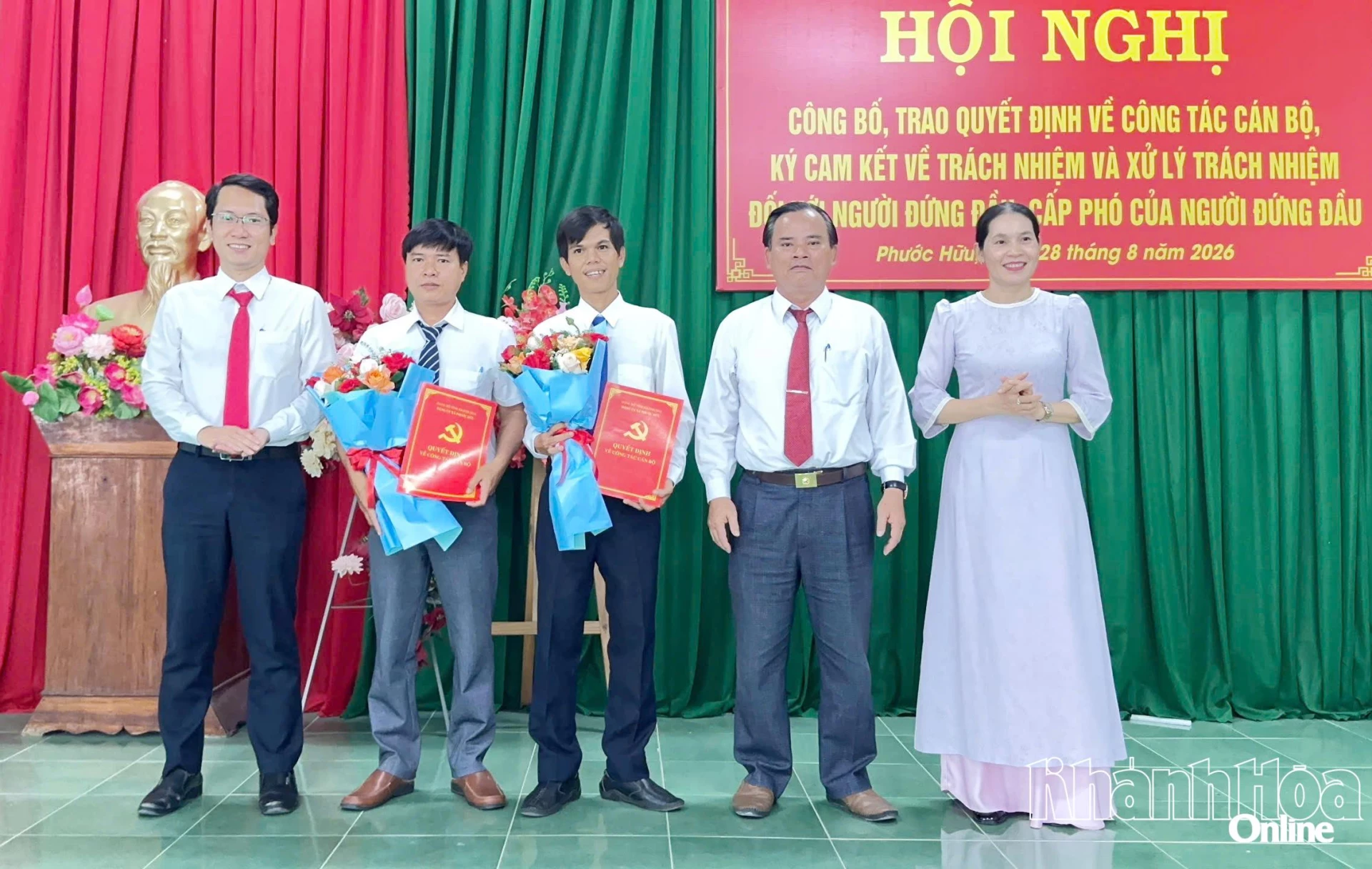 Thường trực Đảng ủy xã Phước Hữu trao quyết định chuẩn y bí thư, phó bí thư Chi bộ thôn Mông Đức.