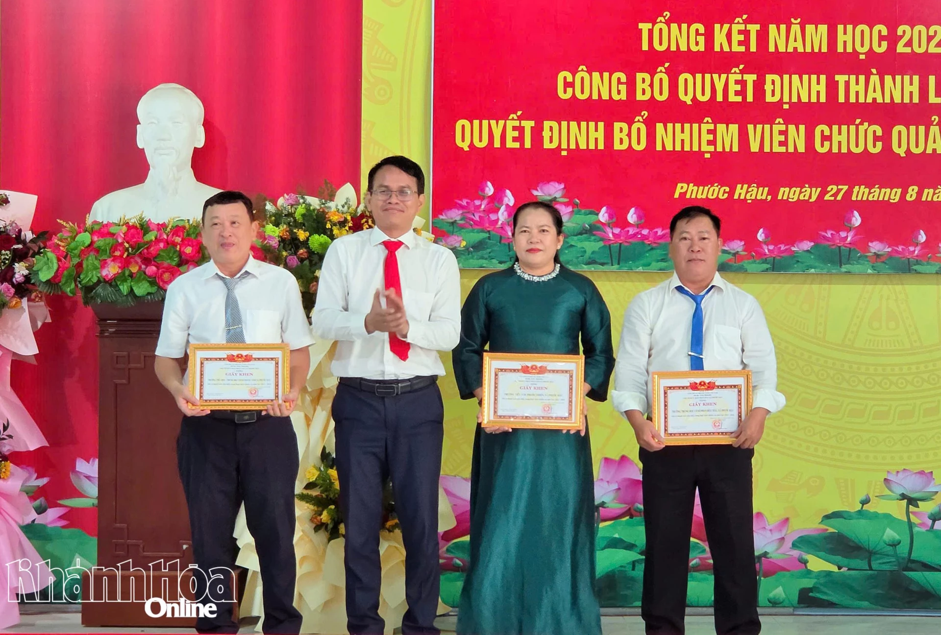 Lãnh đạo xã Phước Hậu trao giấy khen cho các tập thể có thành tích tiêu biểu trong năm học 2025-2026.