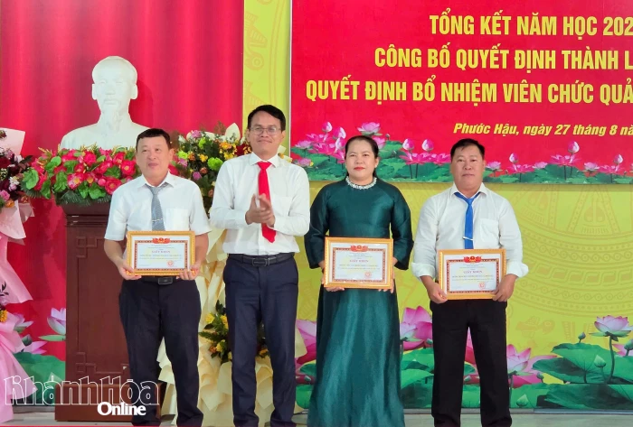 Xã Phước Hậu công bố quyết định thành lập trường và bổ nhiệm viên chức quản lý