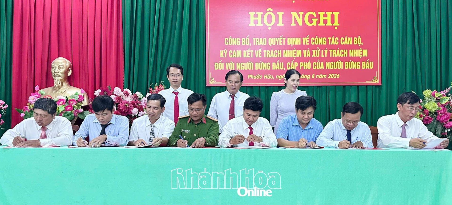 Thường trực Đảng ủy xã Phước Hữu chứng kiến người đứng đầu cơ quan, đơn vị ký cam kết.