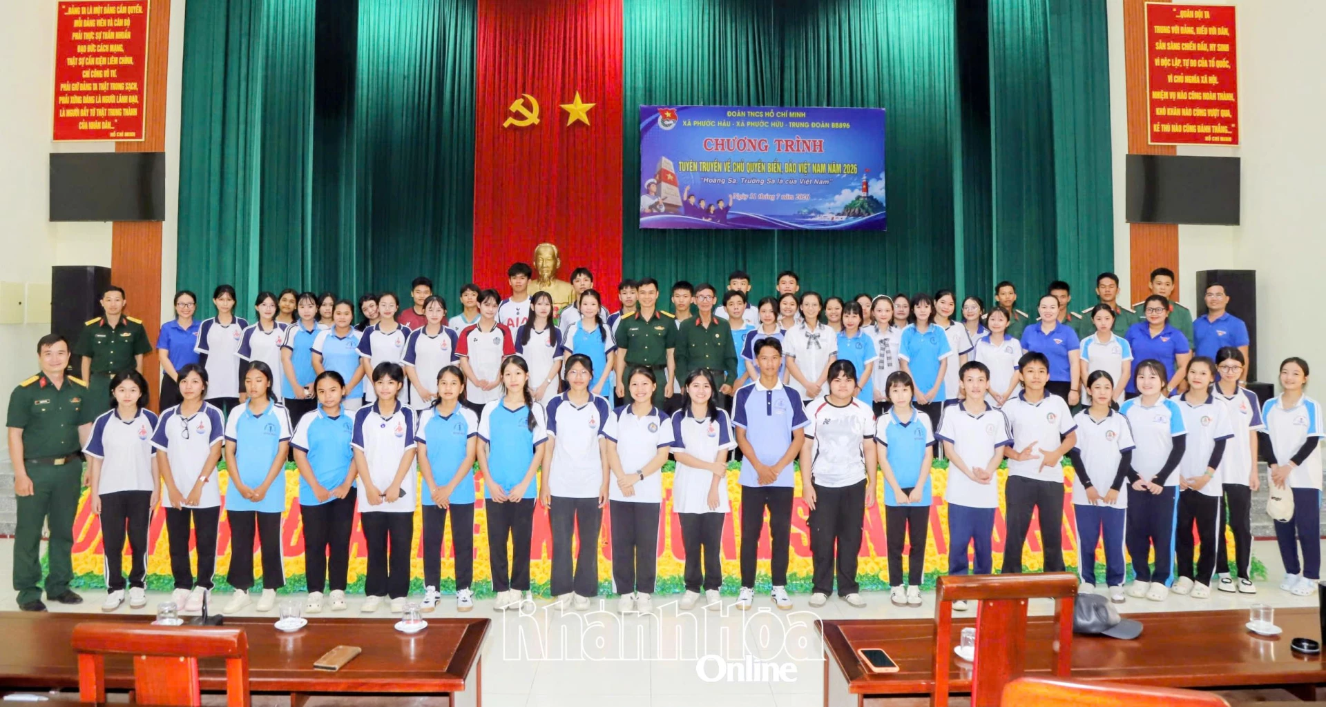 Các đại biểu và thanh thiếu nhi 2 xã tham gia chương trình tuyên truyền về chủ quyền biển, đảo Việt Nam.