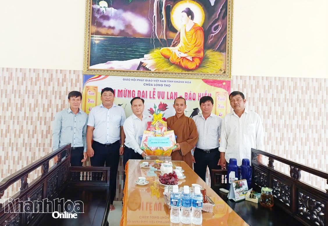 Lãnh đạo xã Phước Hậu thăm, tặng quà chùa Long Thọ.