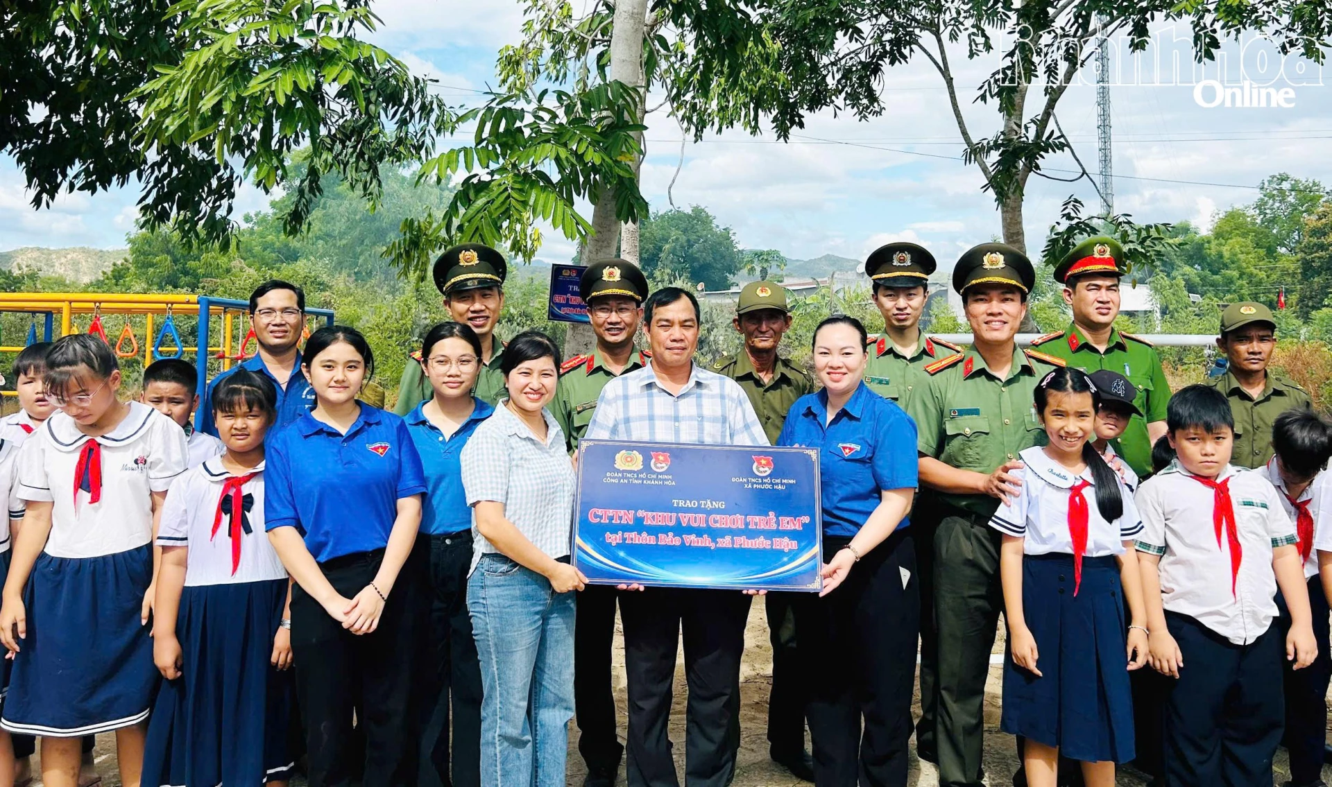 Các đơn vị bàn giao Công trình thanh niên “Điểm sinh hoạt, vui chơi cho thiếu nhi” cho đại diện thôn Bảo Vinh và Trường Tiểu học Liên Sơn 2 - Bảo Vinh.