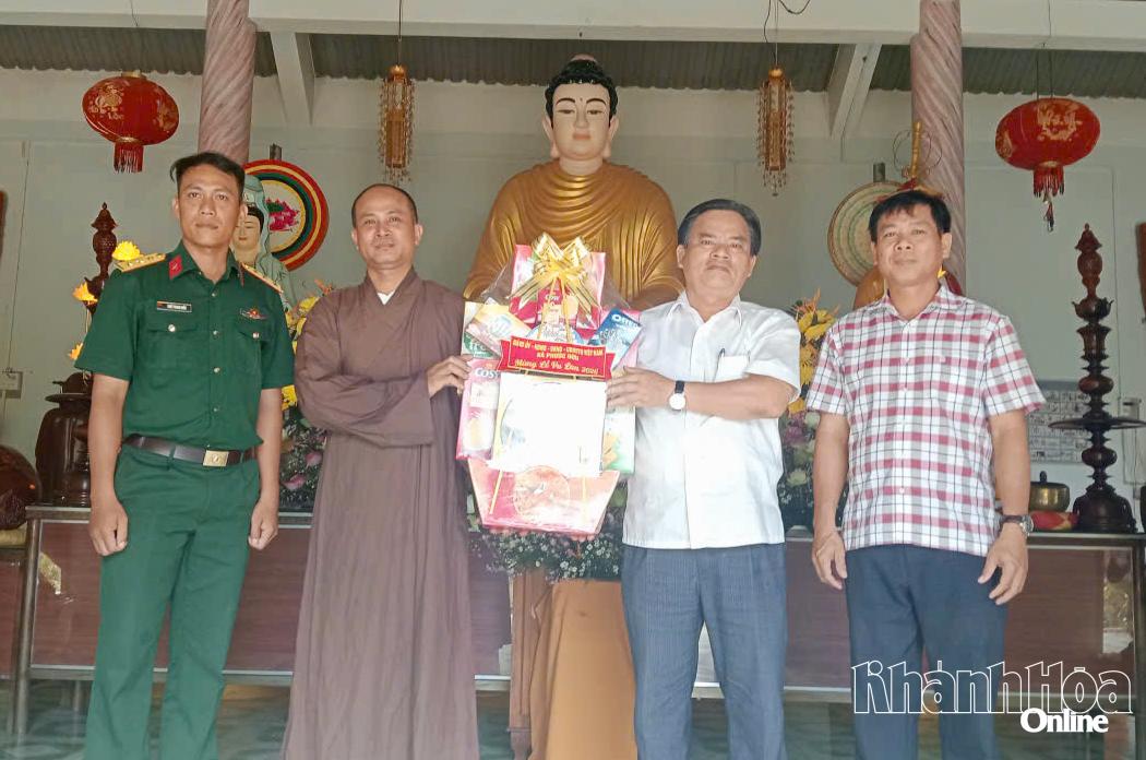 Lãnh đạo xã Phước Hữu tặng quà chùa Bửu Thạch.