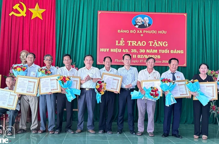 Đảng ủy xã Phước Hữu trao Huy hiệu Đảng cho 14 đảng viên