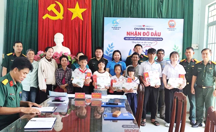 Nhận đỡ đầu, trao quà cho 6 học sinh mồ côi, có hoàn cảnh khó khăn xã Phước Hậu