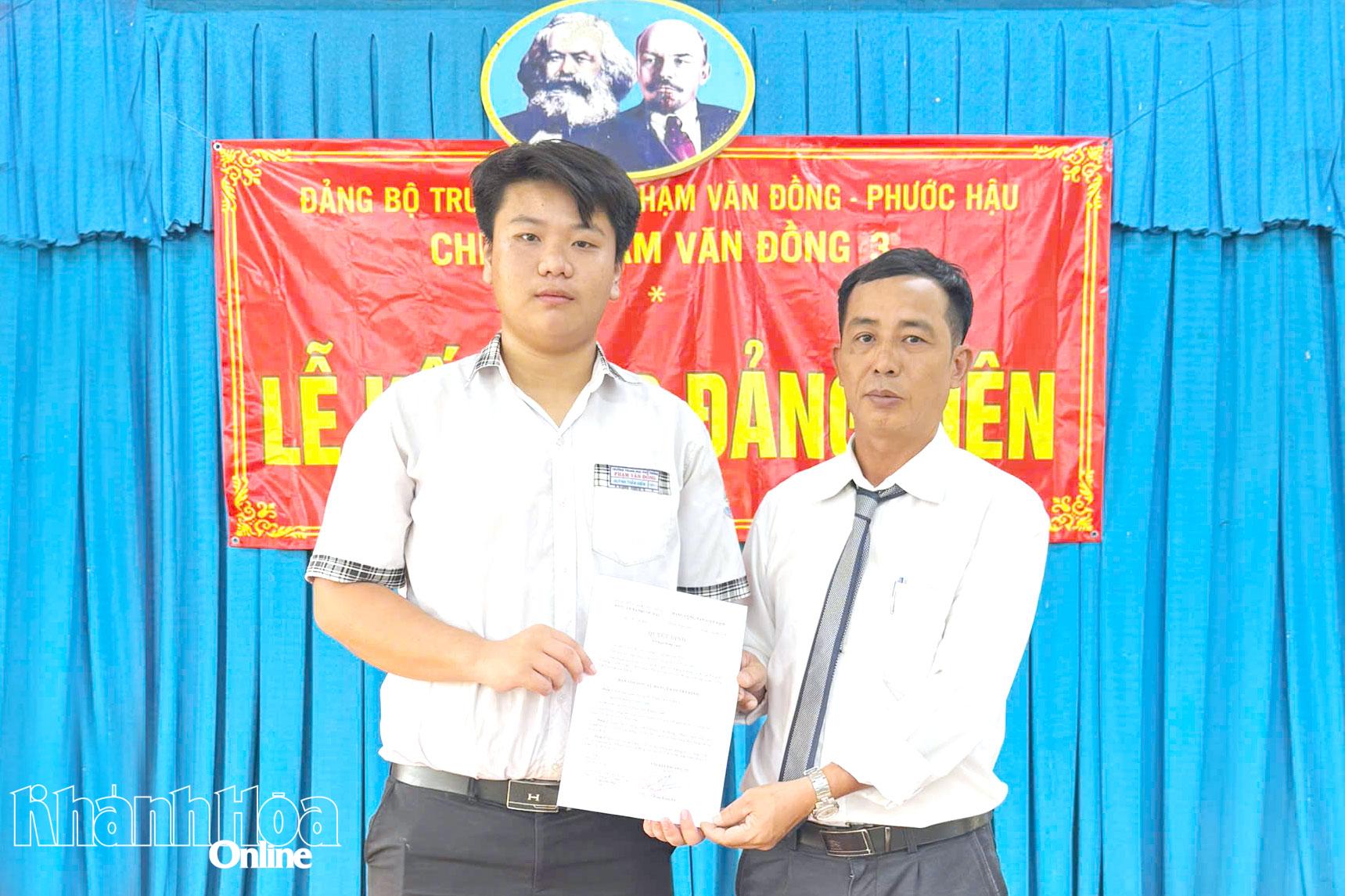 Chi bộ Phạm Văn Đồng 3, thuộc Đảng bộ Trường THPT Phạm Văn Đồng - Phước Hậu tổ chức Lễ kết nạp đảng cho đảng viên Huỳnh Trần Hiển.