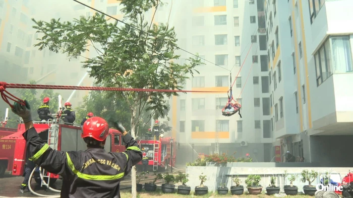 Hơn 300 người tham gia thực tập phương án chữa cháy tại chung cư cao tầng