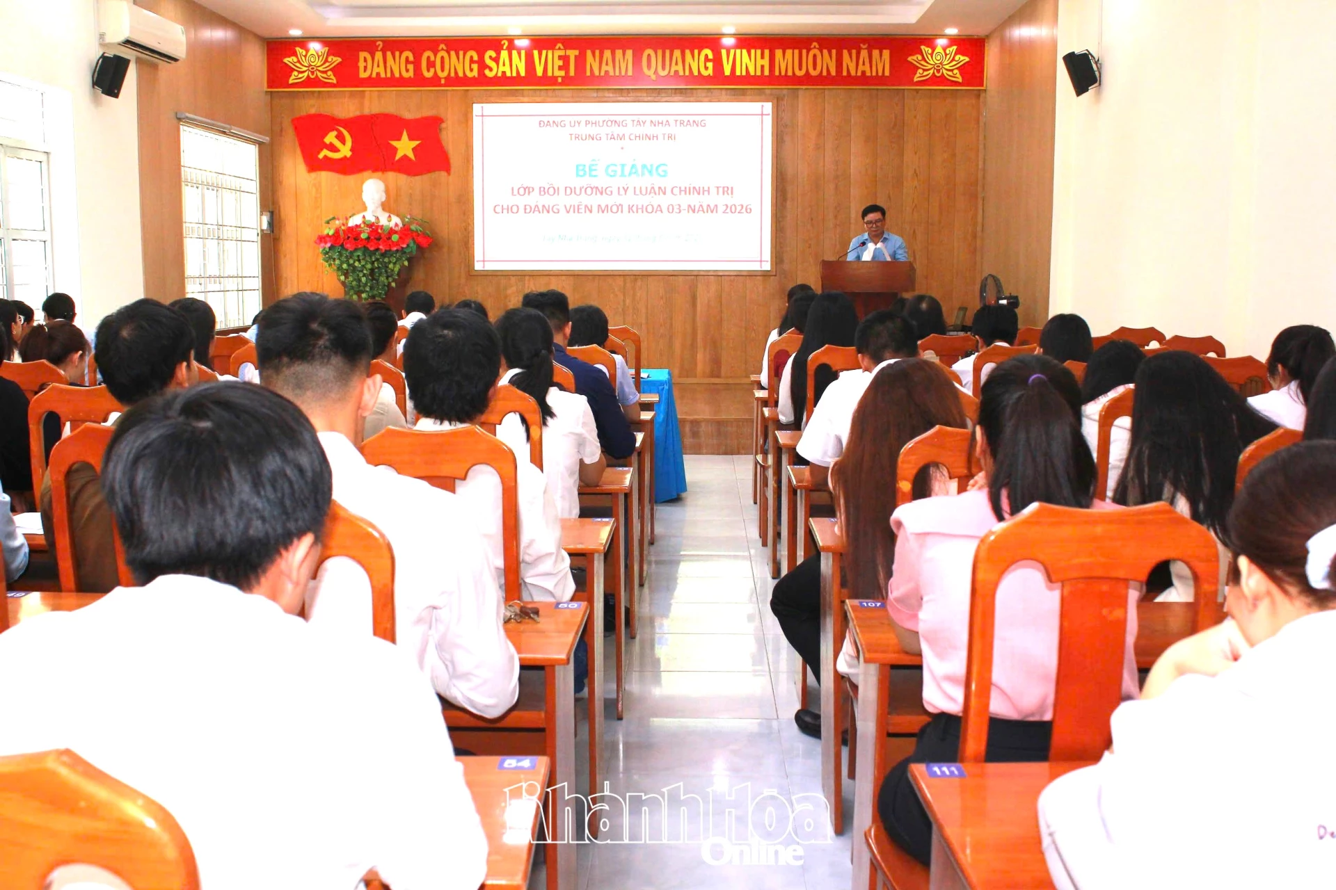 Quang cảnh lễ bế giảng.