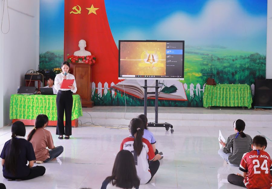 Các đội tham gia phần thi Rung chuông vàng tại hội trại.