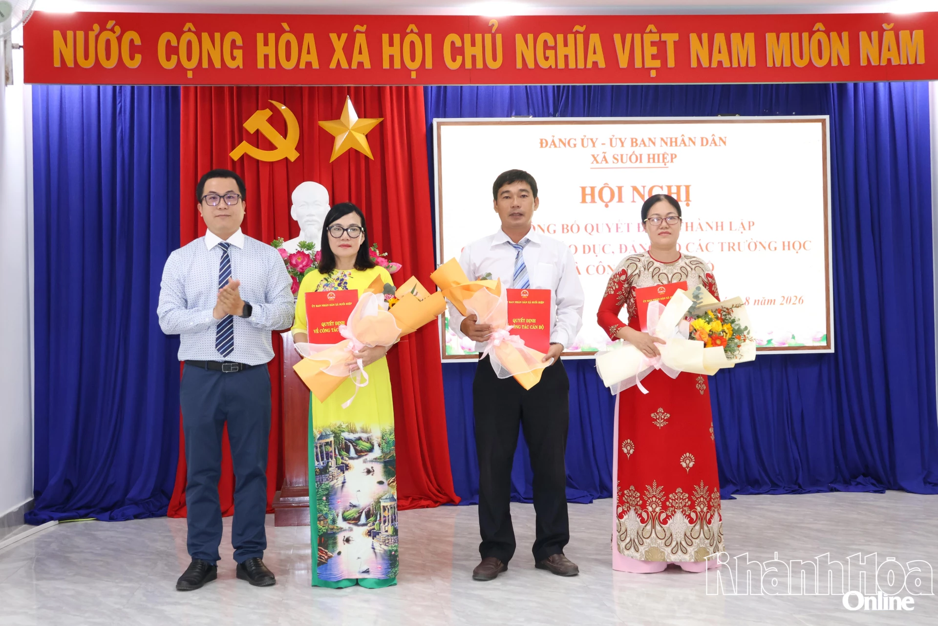 Trao quyết định thành lập Trường Tiểu học và Trung học cơ sở Suối Tiên.