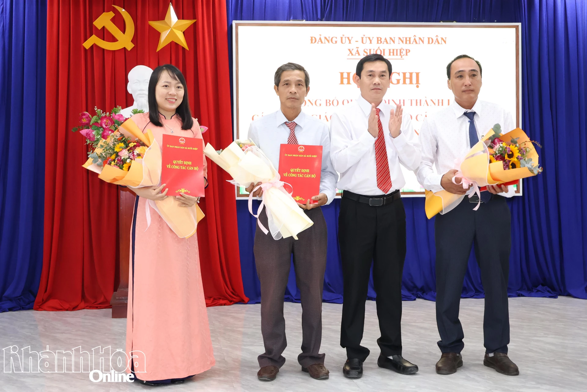 Trao quyết định thành lập Trường Tiểu học Suối Hiệp.