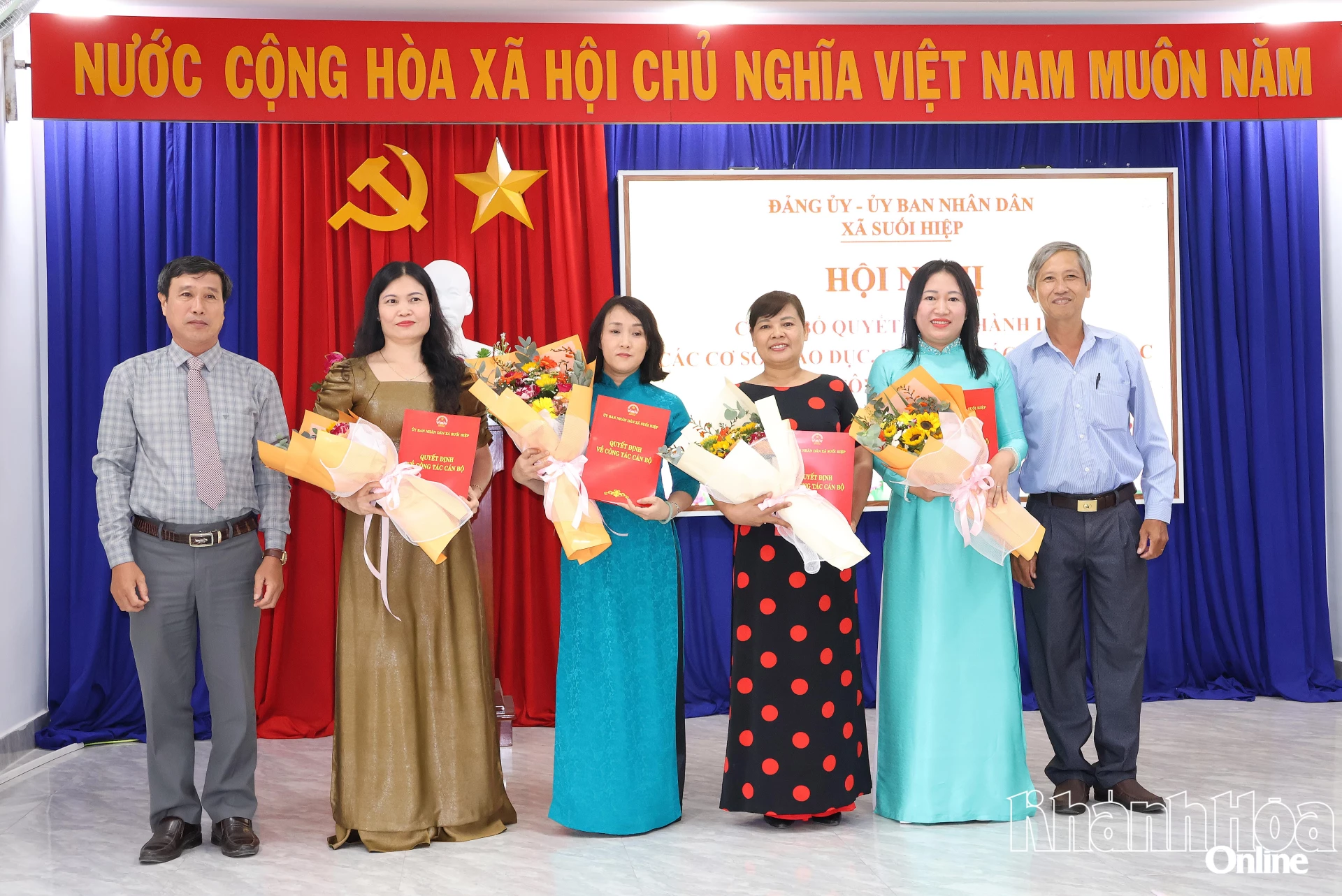 Trao quyết đinh thành lập Trường Mầm non Bình Lộc.
Trao quyết đinh thành lập Trường Mầm non Bình Lộc.