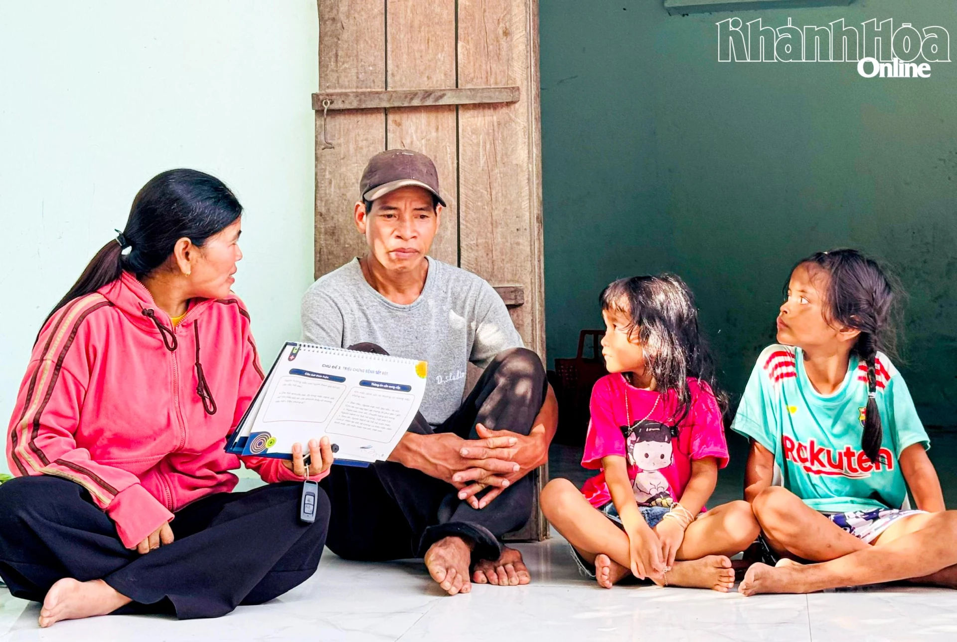 Nhân viên y tế thôn bản xã Trung Khánh Vĩnh truyền thông phòng, chống sốt rét cho người dân.