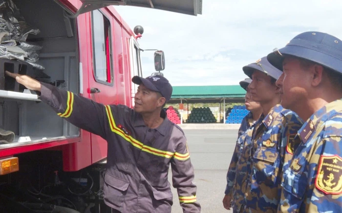 Vùng 4 Hải quân huấn luyện thực hành nghiệp vụ phòng cháy, chữa cháy và cứu nạn, cứu hộ