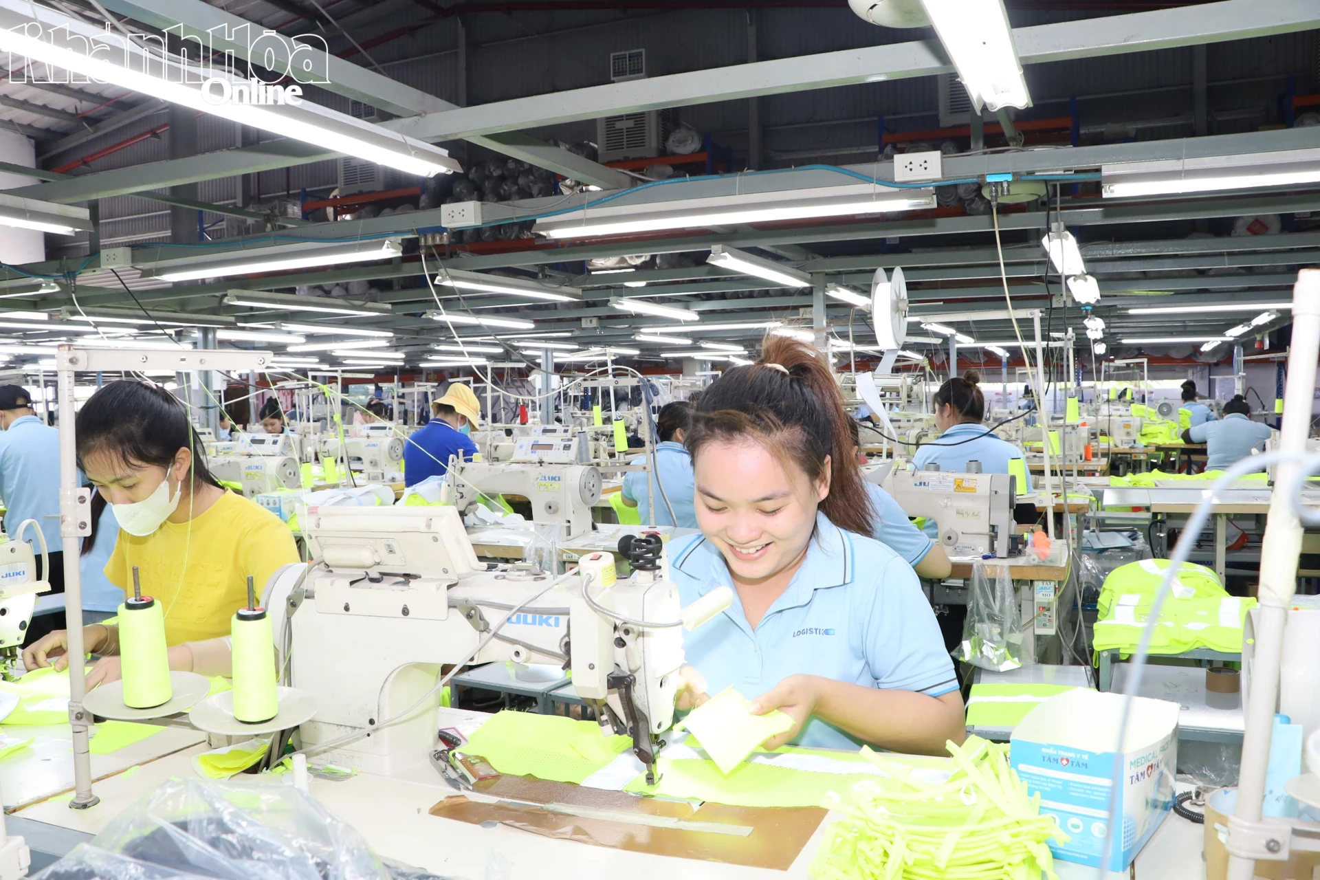 Hoạt động sản xuất tại Công ty TNHH Logistik Unicorp (Cụm Công nghiệp Diên Phú, xã Diên Điền). Ảnh: VĂN GIANG