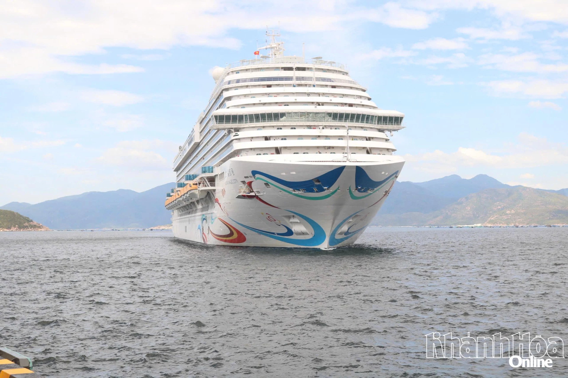 Adora Magic City cruise ship brings nearly 4,000 tourists to Khanh Hoa