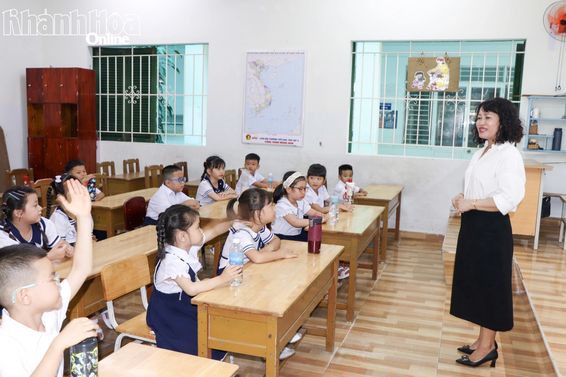 Cô và trò lớp 1 làm quen nhau.