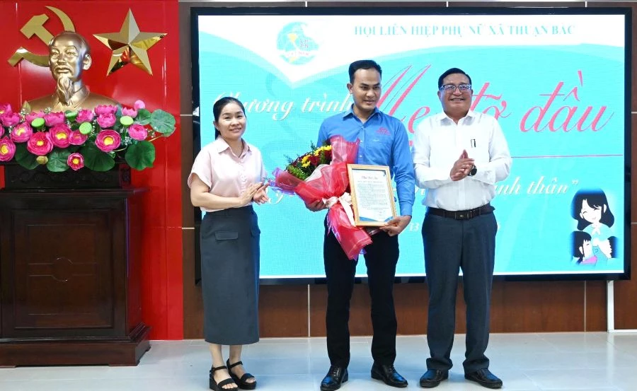Lãnh đạo Đảng uỷ xã tặng hoa tri ân Công ty TNHHXD, thương mại và sản xuất Nam Thành Ninh Thuận hỗ trợ đồng hành chương trình...