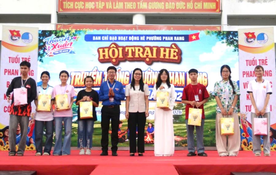 Ban tổ chức tặng quà cho các học sinh tiêu biểu.