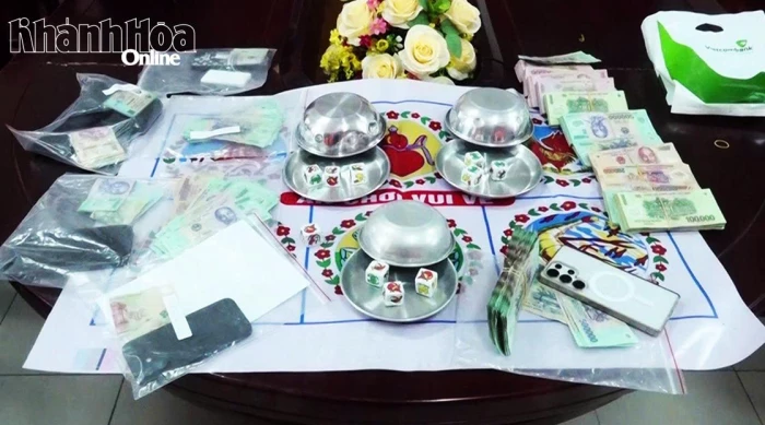 Công an Khánh Hòa triệt phá sòng bầu cua ở xã Diên Khánh, thu giữ gần 500 triệu đồng