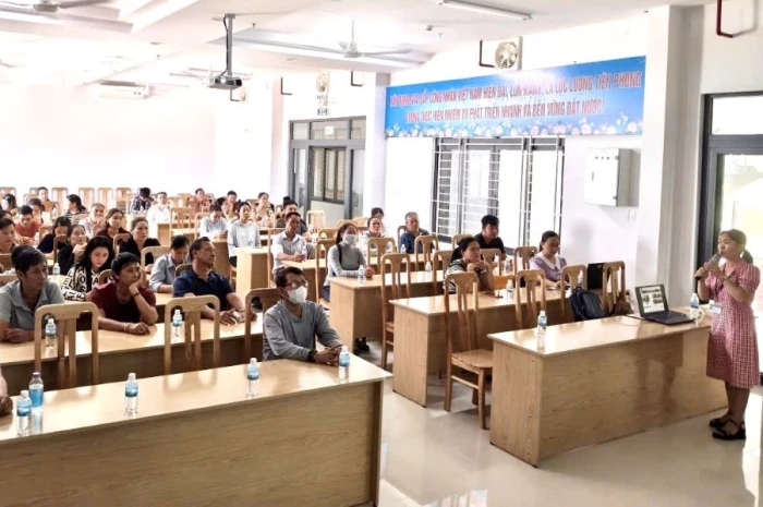 Phường Cam Ranh tập huấn kiến thức an toàn thực phẩm cho gần 100 chủ cơ sở kinh doanh