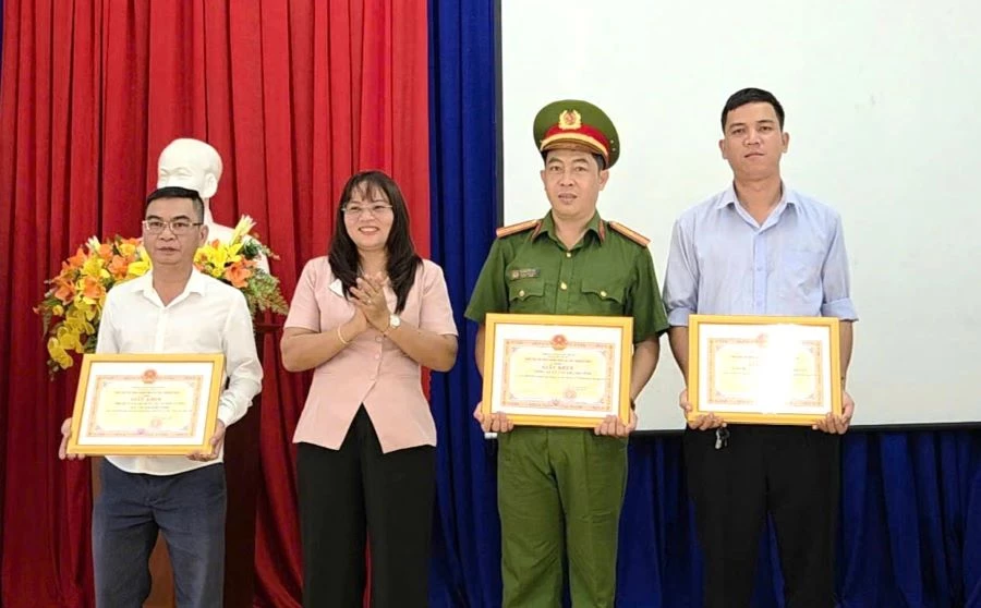 Lãnh đạo xã Tây Khánh Vĩnh trao giấy khen cho các tập thể xuất sắc.