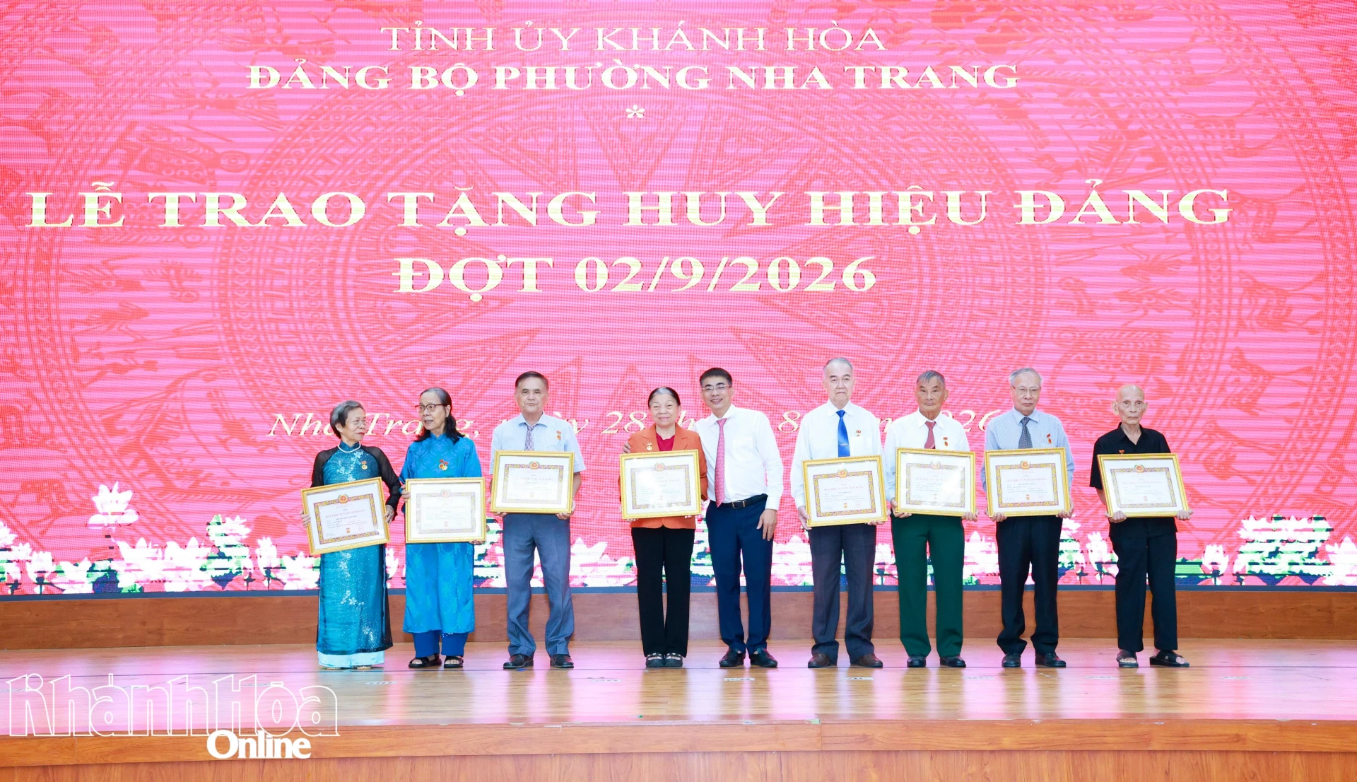 Lãnh đạo Đảng ủy phường Nha Trang trao Huy hiệu Đảng cho các đảng viên.