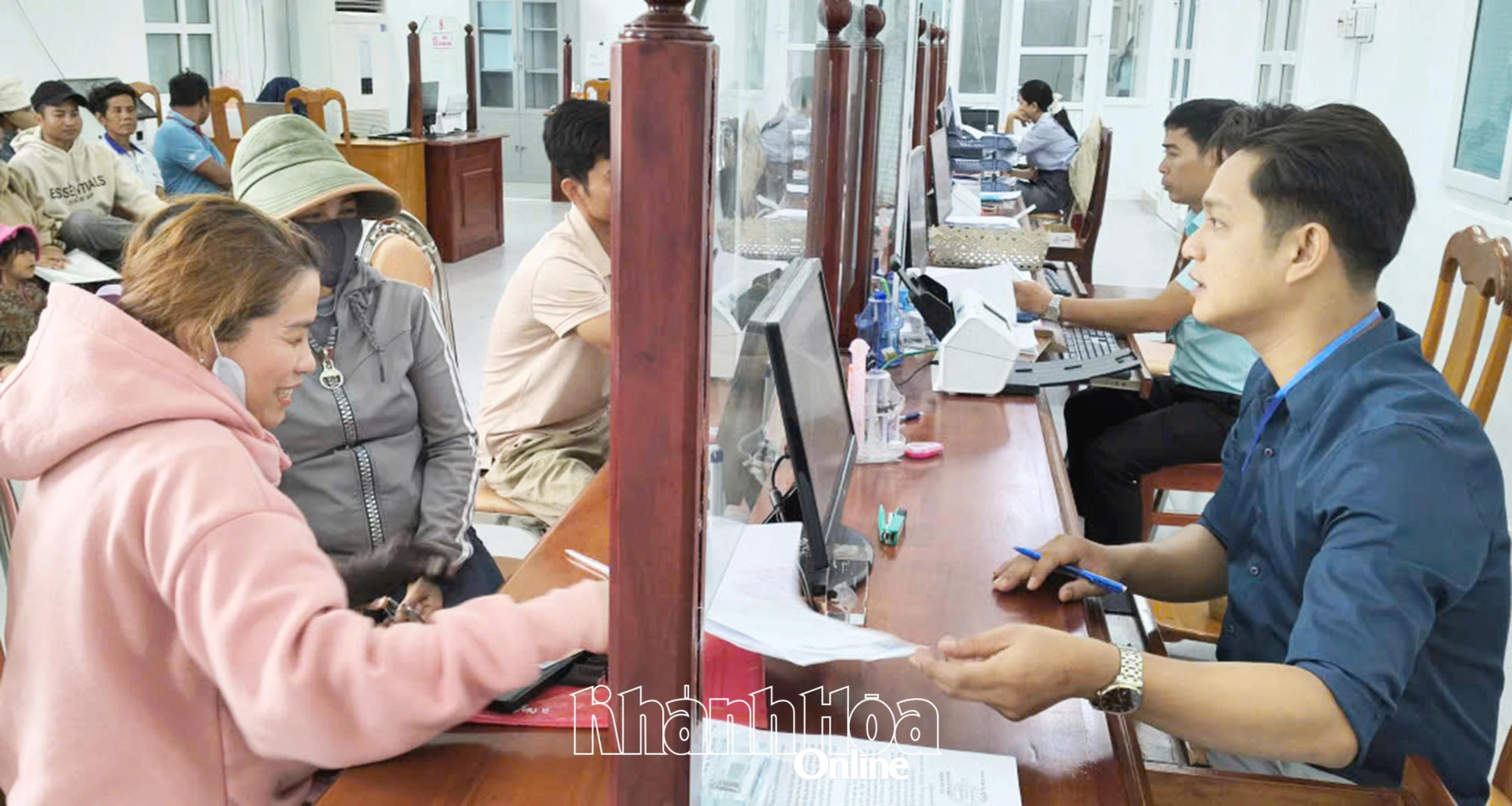 Công chức Trung tâm Phục vụ hành chính công xã Thuận Bắc tiếp nhận, giải quyết hồ sơ thủ tục hành chính cho người dân.