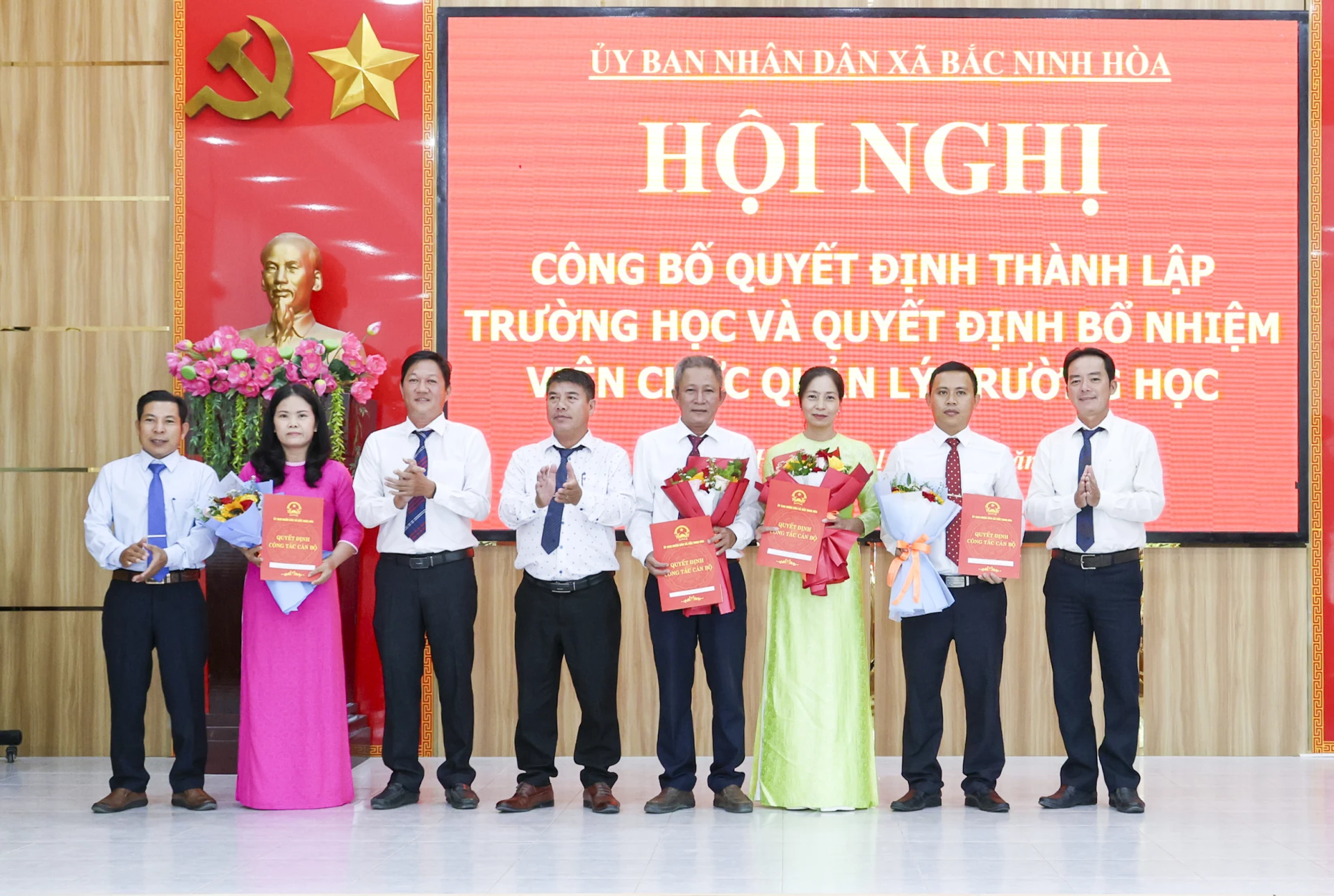 Lãnh đạo xã trao quyết định thành lập trường và bổ nhiệm lãnh đạo Trường Mầm non Bắc ninh Hòa.