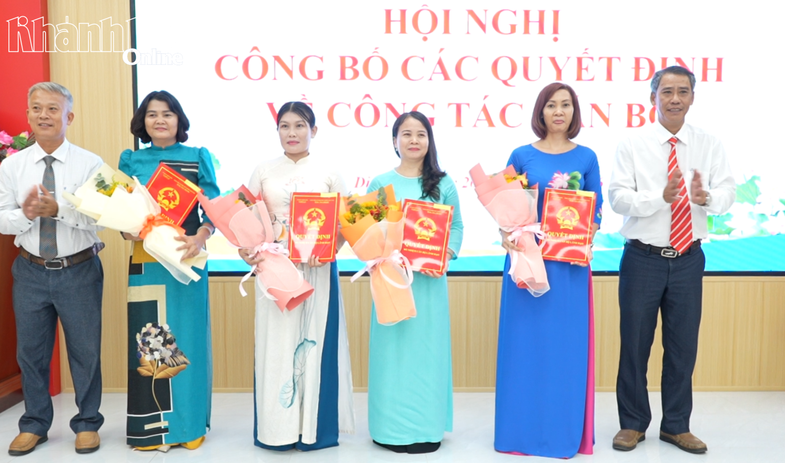 Lãnh đạo xã Diên Lạc trao quyết định Hiệu trưởng và Phó Hiệu trưởng Trường Mầm non Diên Lạc.