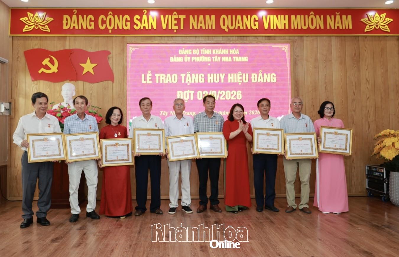 Đảng ủy phường Tây Nha Trang trao tặng Huy hiệu Đảng cho các đảng viên.
