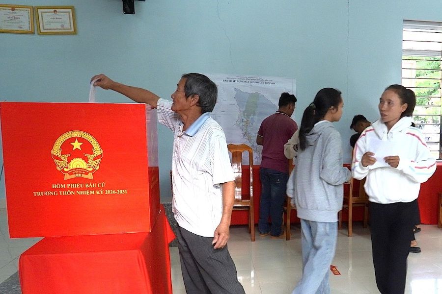 Đông đảo cử tri thôn Sơn Trung tham gia bỏ phiếu bầu cử trưởng thôn nhiệm kỳ 2026 - 2031.