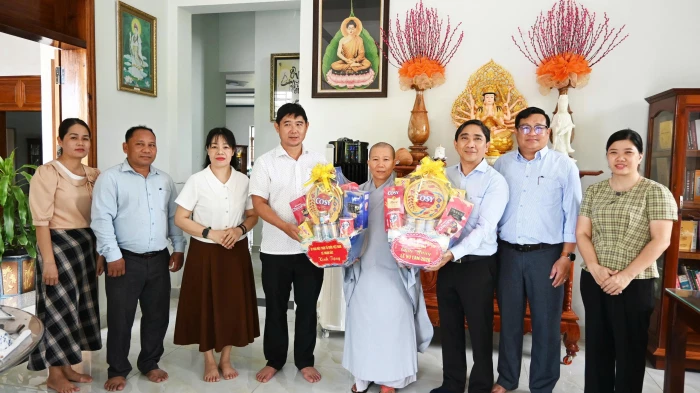Lãnh đạo xã Thuận Bắc thăm, tặng quà cơ sở Phật giáo nhân dịp lễ Vu Lan