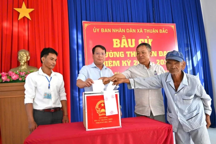 5.832 cử tri xã Thuận Bắc tham gia bầu cử trưởng thôn