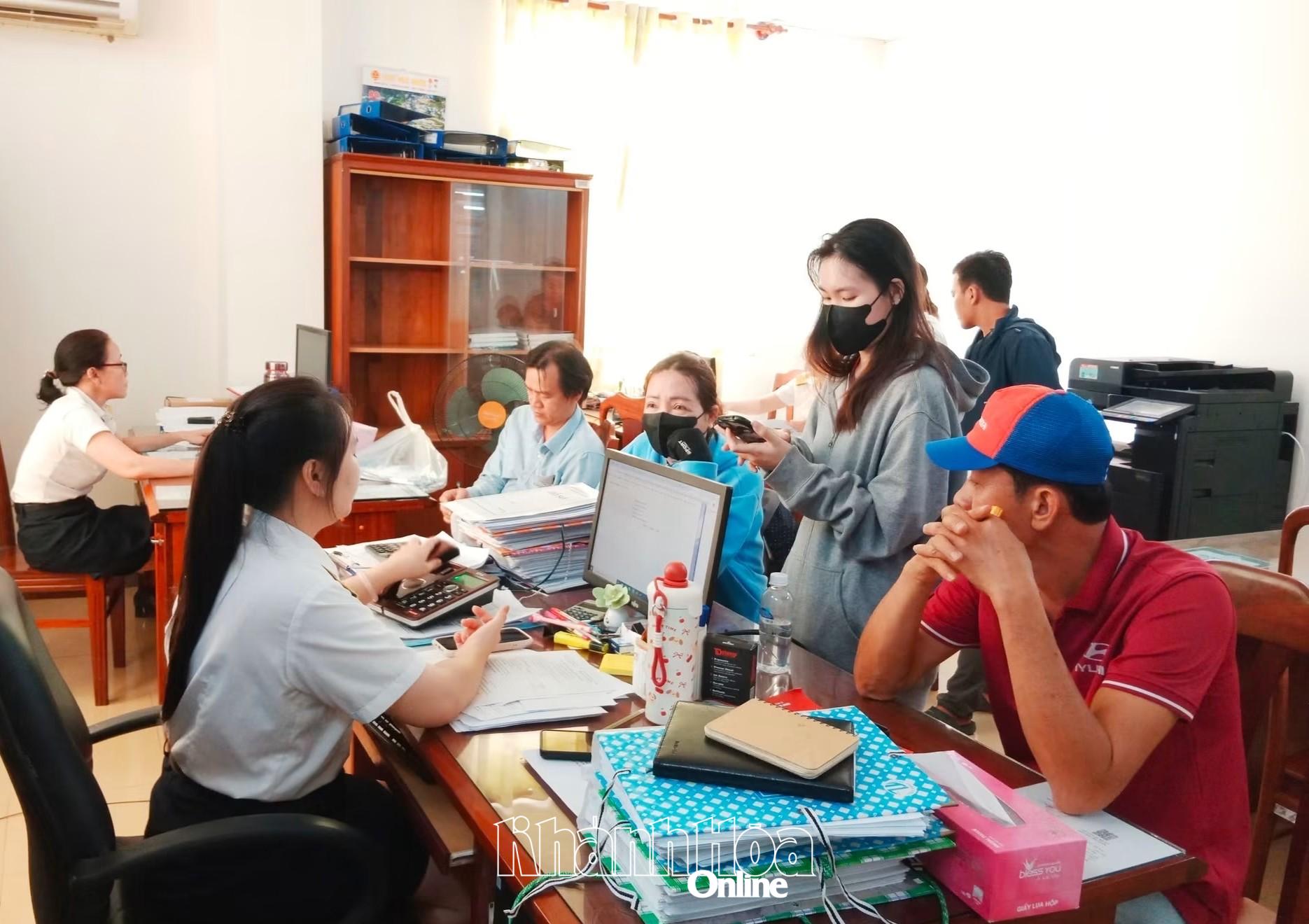 Cán bộ thuế tư vấn, hướng dẫn thủ tục thuế cho người dân.
